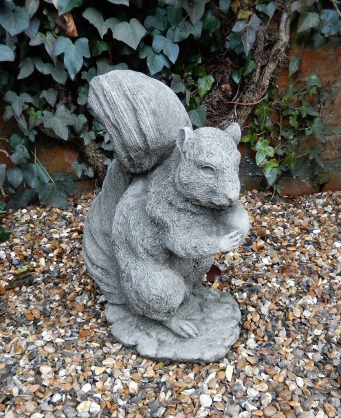 KA218 Large Squirrel with Nut